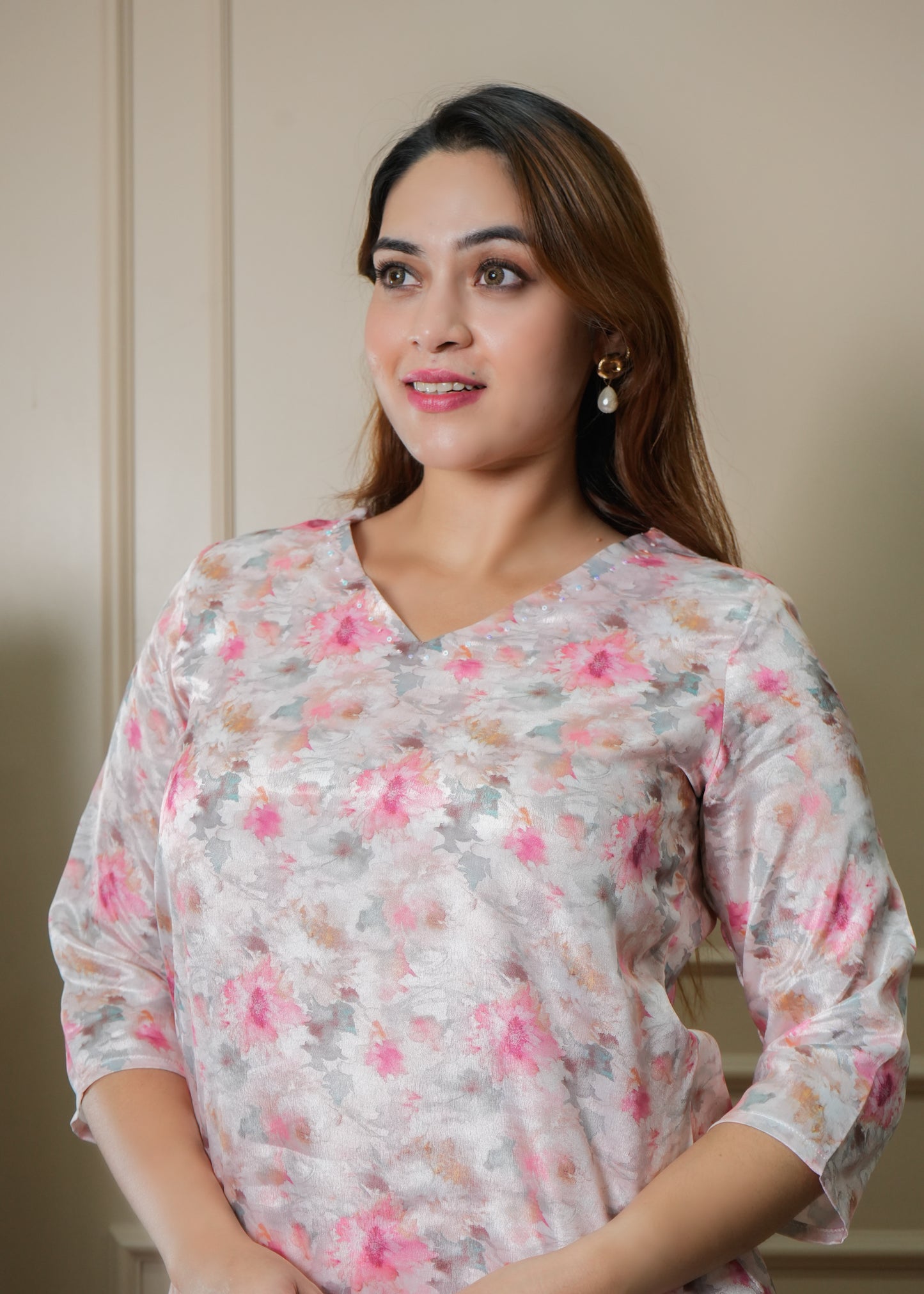 White with Pink , Peach and Grey Floral Chinon Kurti Set with Pants – Office & College Wear